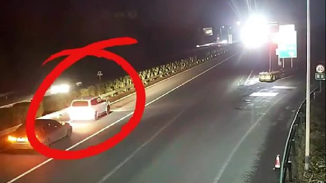 男子错过出口后违停，然后在滚滚车流中强行变道！