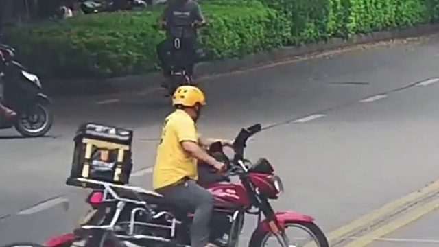 外卖小哥违反标线行驶与直行红色摩托车相撞！