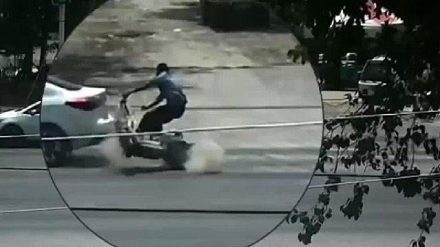 小轿车闯红灯与正常行驶电动车发生碰撞！