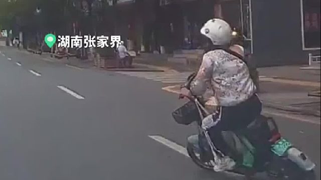 电动车突然变道酿事故！