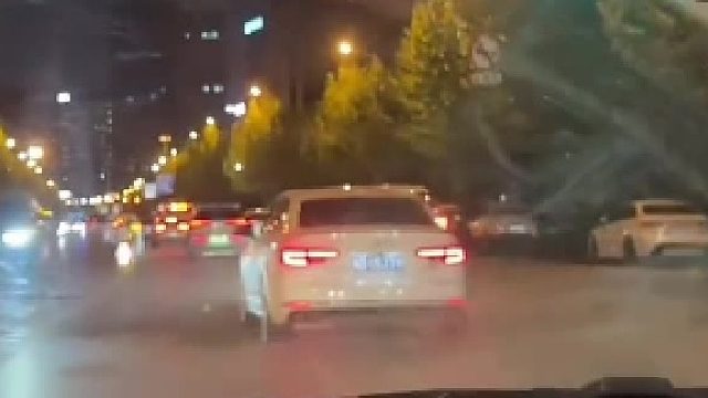 女子为男子不顾一切 男子却说女子不值钱…