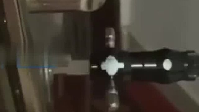 女子在家中遇陌生男子猛敲门，开门后对方又说找错人，再看自家门锁上多了_奇怪器具_吓一跳