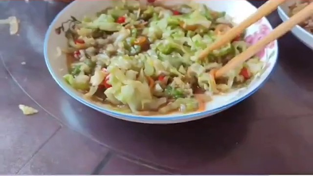 目前，特发性震颤的治疗方法主要包括药物治疗和手术治疗。药物可以帮助控制症状，减轻患者的困扰。