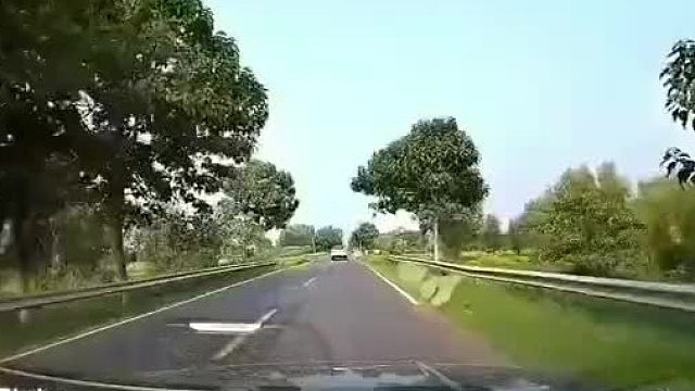 开车需要谨慎，行车不规范亲人两行泪！