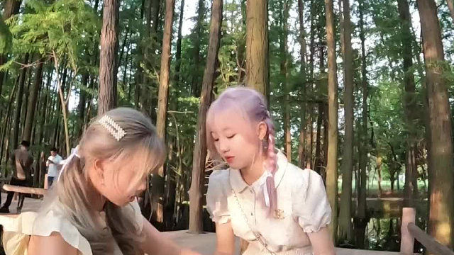 给两个甜美的陌生女孩拍照