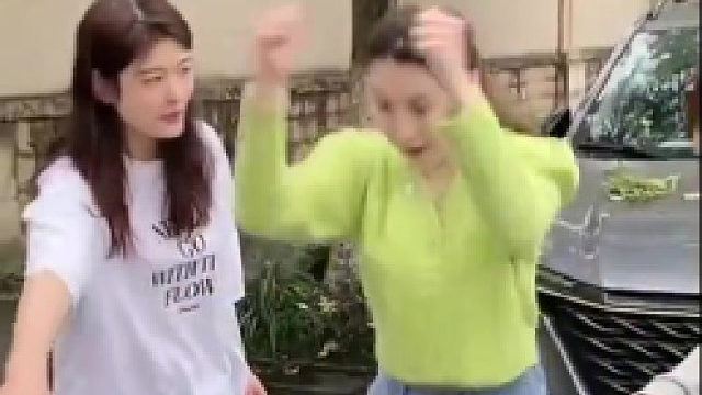 整蛊女友说她裤裆破了，哈哈哈。。。