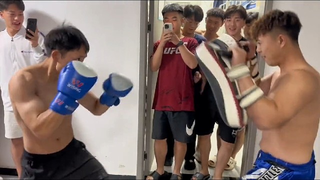 陕西大一新生开学各显神通，宿舍走廊内以武会友