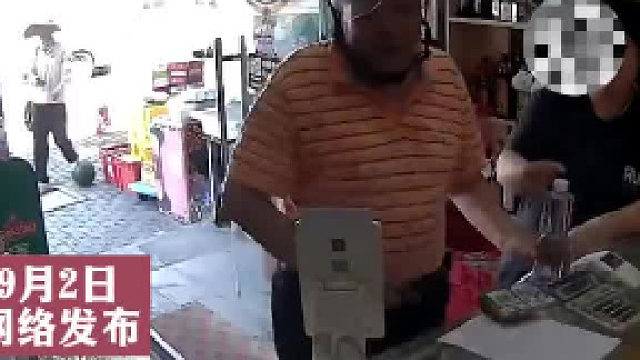 头盔男子换零钱被女店家要求买水
