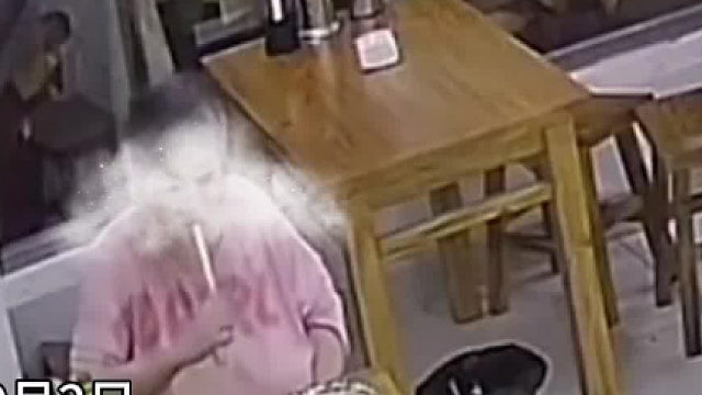 一女子饭店吃面，掏出用纸包的一把盐偷偷撒在面里，当着店员面把面条打翻地上，店家愤怒已报警处理……