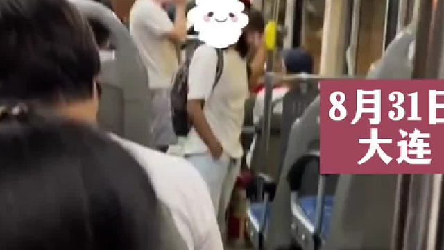 一女子公交车上用手指其他乘客