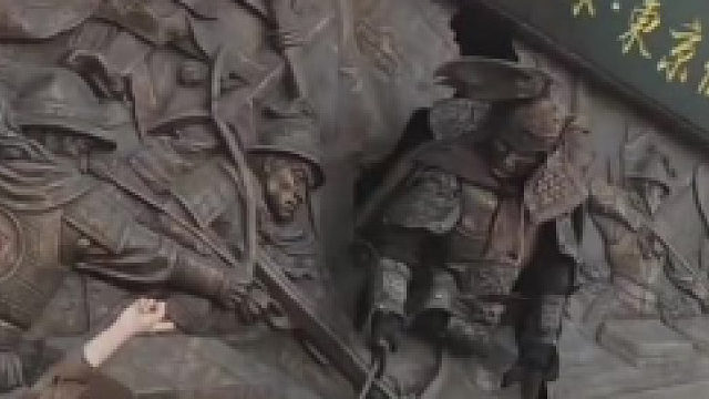 游客在铜像旁拍照，“假”铜像突然“复活”，吓得游客失声尖叫