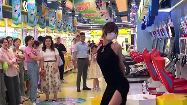 网友：一直不太理解，只用脚踩的游戏手为什么要动呢？