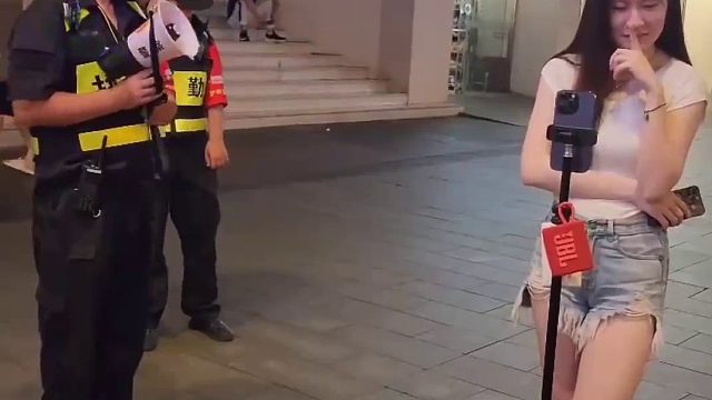 女主播步行街区直播，执勤人员拿着喇叭循环播放-就非常的尴尬