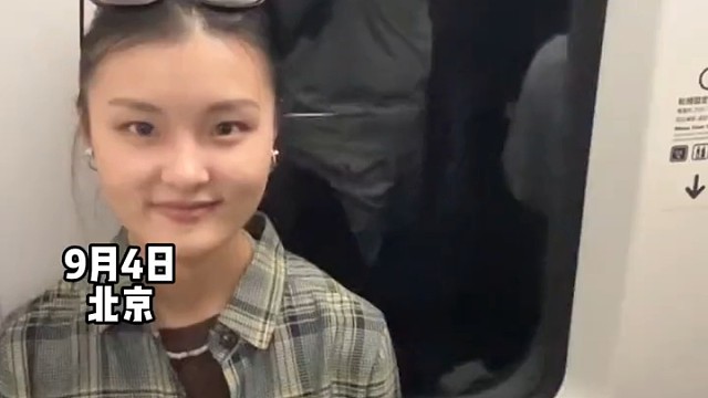 四川女孩和山东女孩一起做地铁，左边的女孩好像在椅子上坐着。网友：要想长得高，顿顿你得吃豆橛子