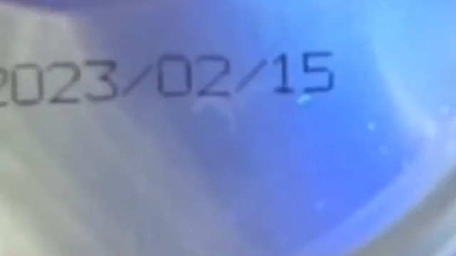 网友用紫光灯照射食品盖，惊讶发现更改生产日期的痕迹。网友: 我今早喝的牛奶，是明天产的