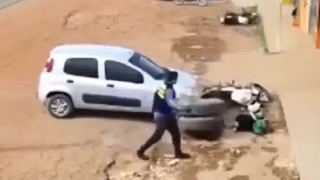 横空滚来一个轮胎，众人紧急躲避还是未能逃过