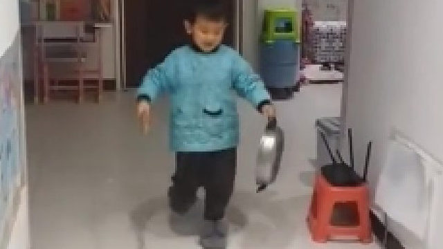 本以为最调皮的是敲醒爸爸的弟弟，谁知是关门的姐姐