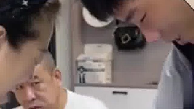 叔叔第一次抱刚出生的小侄女，隔着屏幕屏住了！网友：爷爷的眼神随时要“刀人”