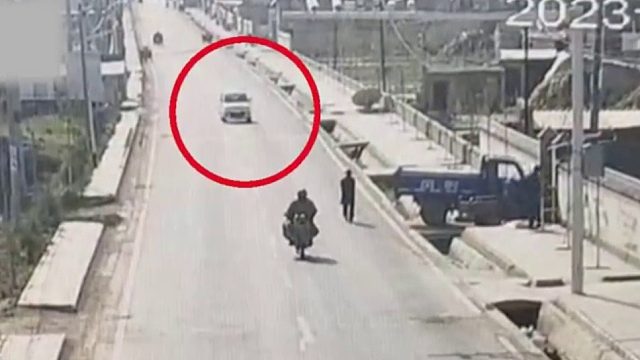 小车重重撞上摩托车！