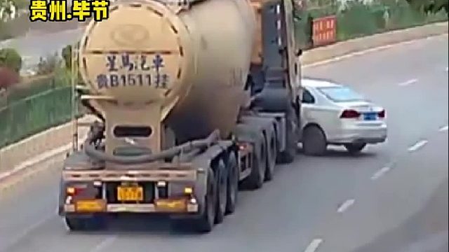 大车违法变道，直行小车被撞得调转车头！