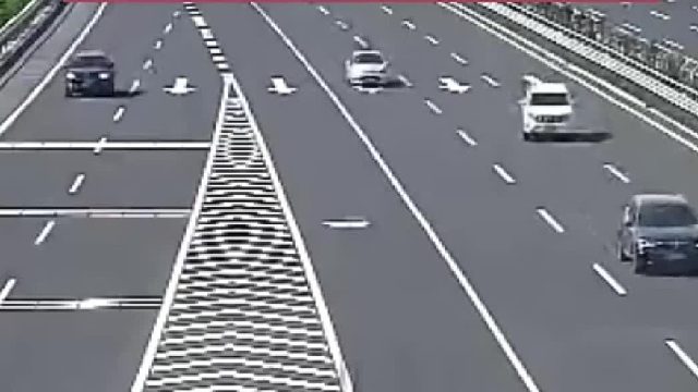 越野车高速违规变道，被撞后连翻5个跟头！