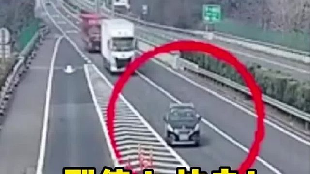错过高速出口别停啊，大货车没躲过去撞上了！