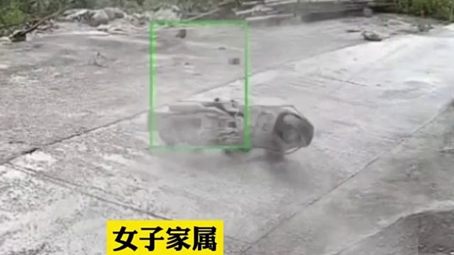 女子骑车被钢丝绳刮到人仰车翻！