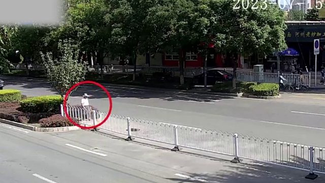 老人任性横穿马路被轿车撞倒！