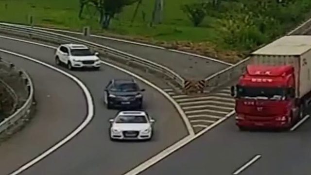 小车“冲”入主线，被大货车碰撞！