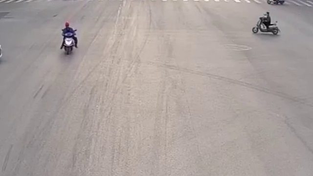 十字路口电动车闯红灯与小车相撞！