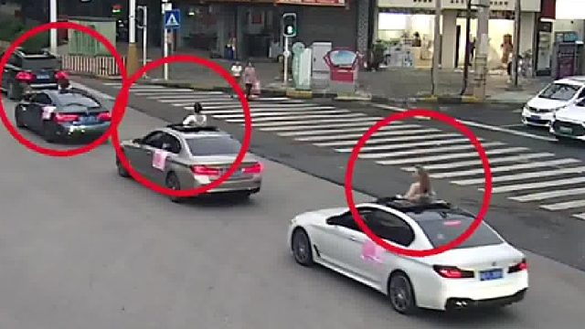 商家开业造势6车一起开天窗！