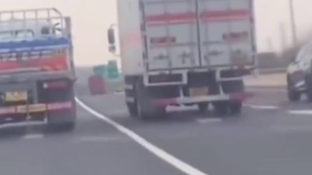 两辆大货车长时间“手拉手"压车行驶！