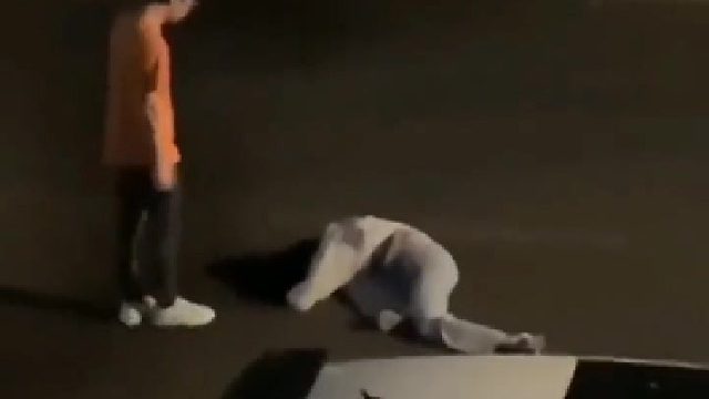 妻子怕丈夫看自己手机，大晚上躺马路上哭嚎对新婚丈夫撒泼。