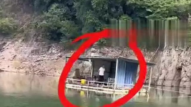 男子为了钓鱼不愿意回家....