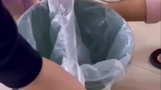 大学生套垃圾袋，套成“鸳鸯锅”。网友：“学到了”