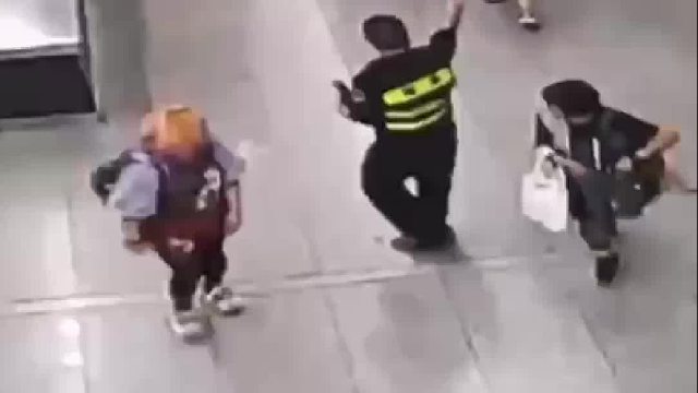 一女子入境神态异常、衣着臃肿，胸口竟藏16只活蜥蜴入境，被海关当场查获