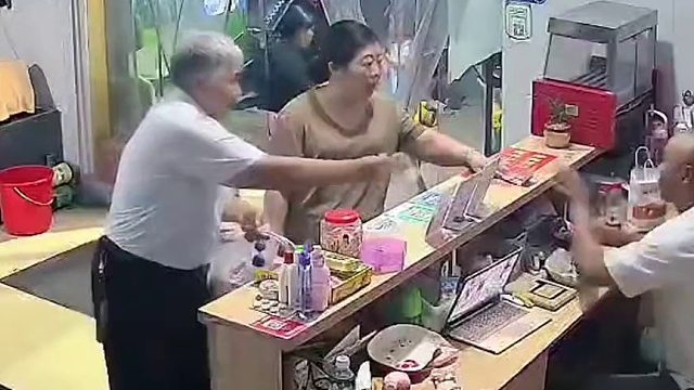 老板以为是大爷不小心跑到女浴室,急忙前去拦住 事后尴尬了