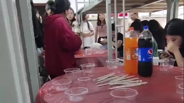 女大学生请室友们吃饭，直接在宿舍开席。