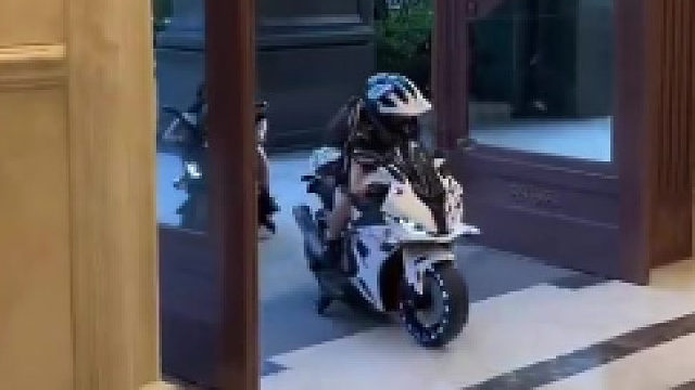 为什么不配个自动门 人脸识别