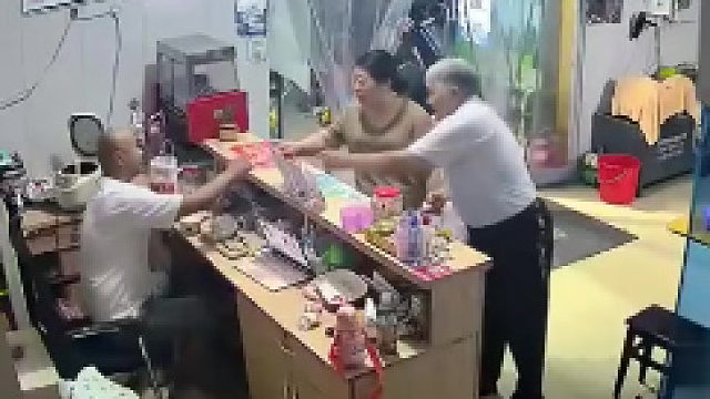 老板以为是大爷跑到女浴室，急忙前去拦住  事后尴尬了