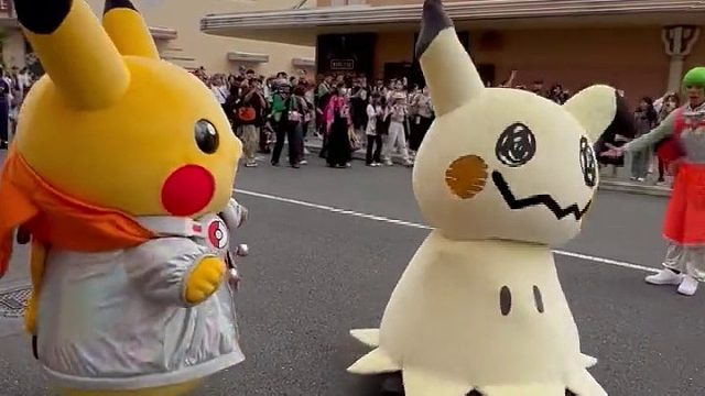 在日本环球影城玩耍的皮卡丘和谜拟Q