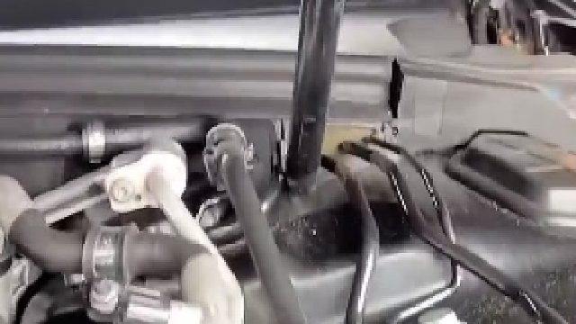 沉浸式清理发动机舱~舒爽