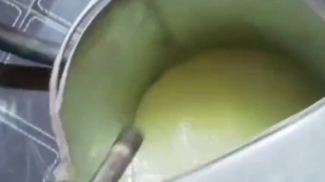 多辆车加掺水油致故障。加油站回应：雨水过大油罐进水导致，已协商赔偿