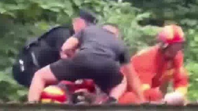 女子屋顶持刀挥舞，消防员飞身夺刀