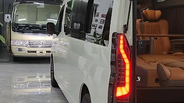 丰田海狮七座商务车。