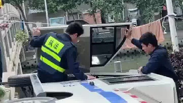 别人车都翻了，路人还在幸灾乐祸？