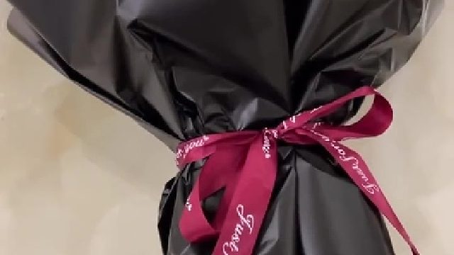 妻子收到丈夫送的玫瑰花痛哭，为什么年年的款式都一样