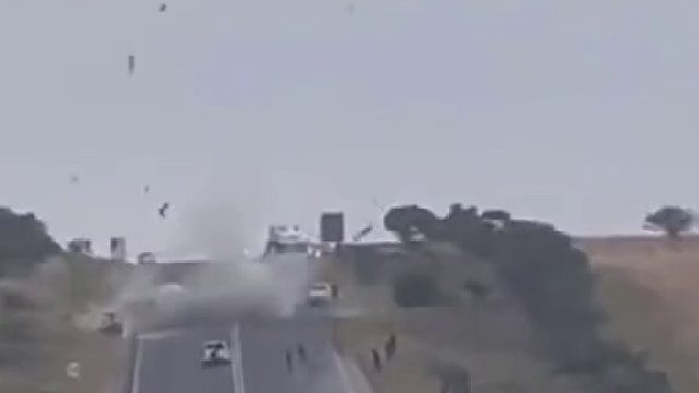 匪徒抢劫运钞车，爆破防弹车，现场惊心动魄！