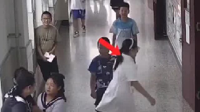 老师执勤时身体不舒服，学生主动给老师拿来凳子