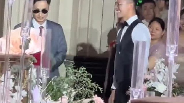 社牛新郎墨镜一戴，红包一甩